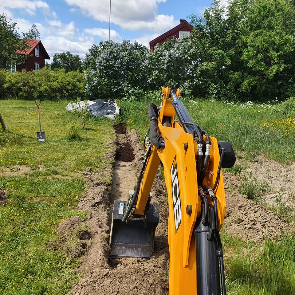 Ute på uppdrag och planterar träd, buskar och häckar åt en av våra kunder